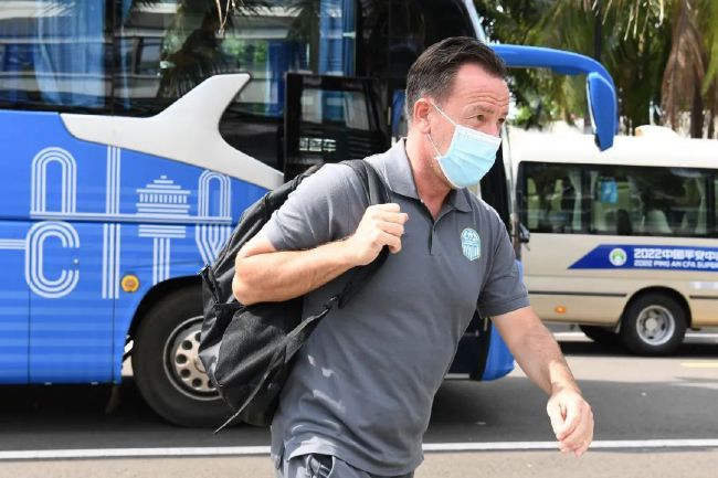 在厨房被朋友从后面挺进